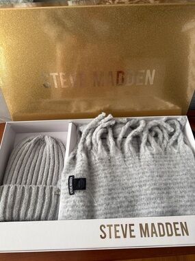 Steve Madden Light Gray Knit Beanie and Fringe Scarf Set